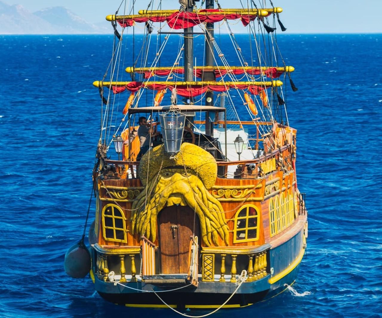 Kardamaina: Piratenboot-Kreuzfahrt durch 3 Buchten mit BBQ-Mittagessen