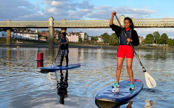 London: Stand Up Paddleboarding auf der Themse