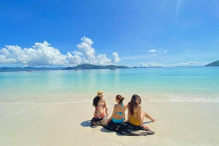 Phuket: Coral Yacht-boottocht naar Coral Island met zonsondergangHalve dag Coral Island en zonsondergang per catamaranjacht