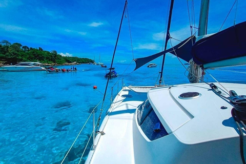 Phuket: Coral Yacht-boottocht naar Coral Island met zonsondergangHalve dag Coral Island en zonsondergang per catamaranjacht