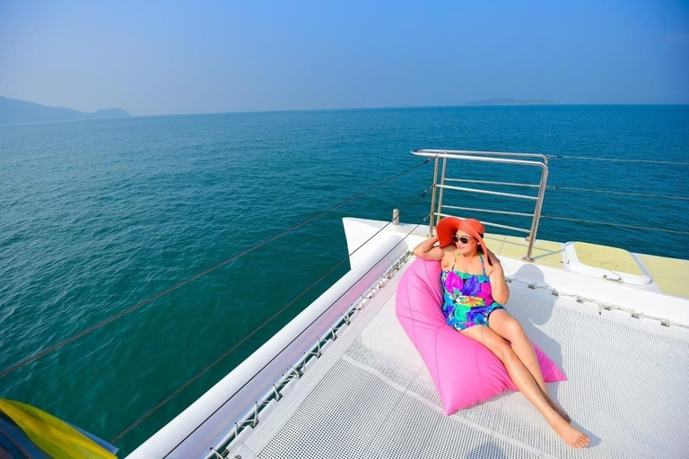 Phuket: Excursión en barco a la Isla del Coral con puesta de solMedio día en la Isla del Coral y puesta de sol en catamarán