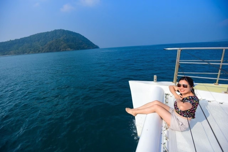 Phuket: Coral Yacht Bootstour zur Koralleninsel mit SonnenuntergangGanztägig Racha und Coral Island & Sonnenuntergang mit der Katamaran Yacht