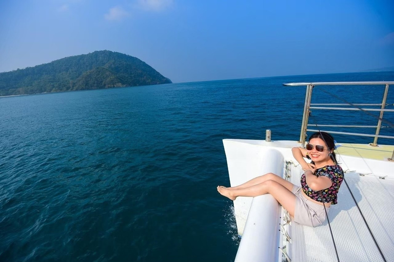 Phuket: Excursión en barco a la Isla del Coral con puesta de solMedio día en la Isla del Coral y puesta de sol en catamarán