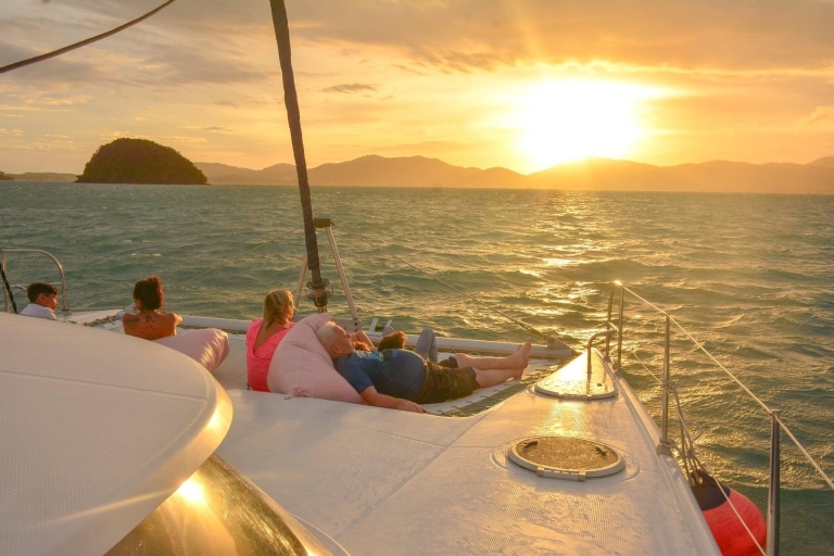 Phuket: Coral Yacht-boottocht naar Coral Island met zonsondergang