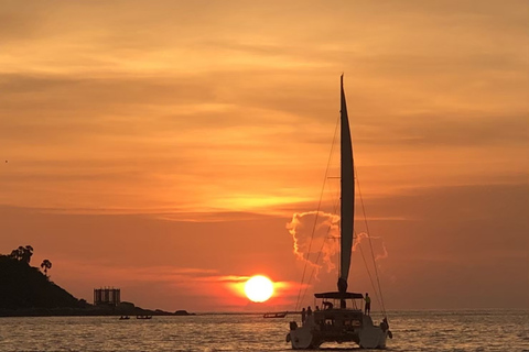 Phuket: Coral Yacht-boottocht naar Coral Island met zonsondergangHalve dag Coral Island en zonsondergang per catamaranjacht