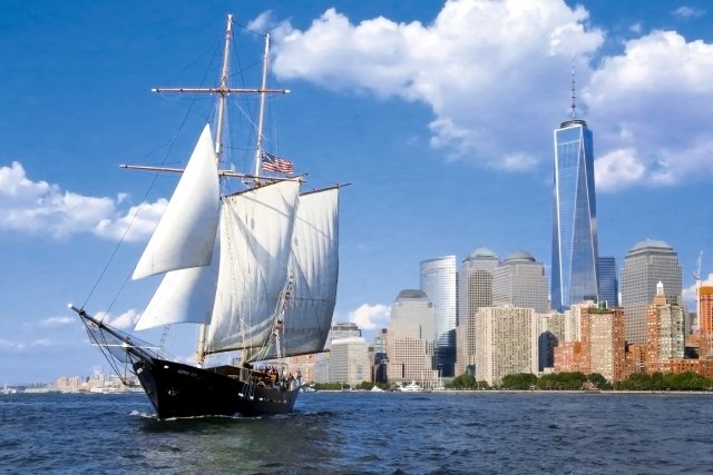 NYC: Vela giornaliera della Statua della Libertà con bar a bordo