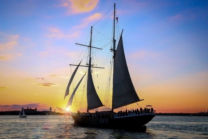 Barche a vela goletta al tramonto