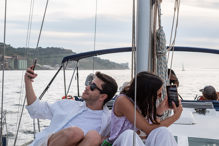 Entdecke die Ufer von Lissabon: Segeltour entlang des Flusses Tejo