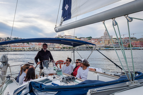 Lissabon: Solnedgångskryssning på floden Tagus med drinkarDagstur i liten grupp