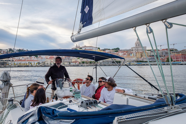 Entdecke die Ufer von Lissabon: Segeltour entlang des Flusses Tejo