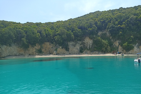 Van Corfu-stad: Syvota en Blue Lagoon-bootcruise van een hele dagCorfu: Syvota en Blue Lagoon-cruise