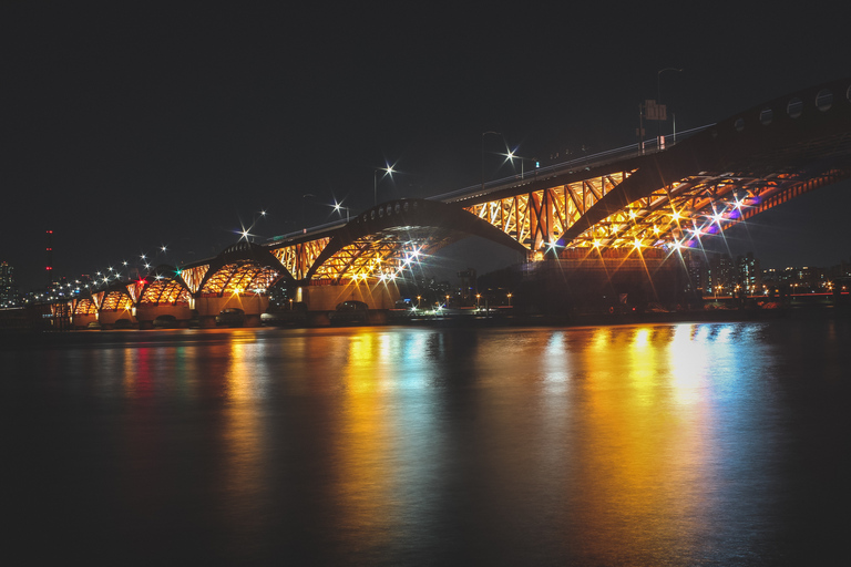 Séoul : Croisière nocturne guidée sur le fleuve Han avec collations et boissonsSéoul : Croisière nocturne guidée sur le fleuve Han et pique-nique dans le parc Hangang