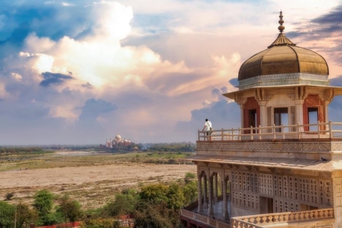 Attaraction exclusive au lever du soleil sur le Taj Mughal et le fort d'Agra.
