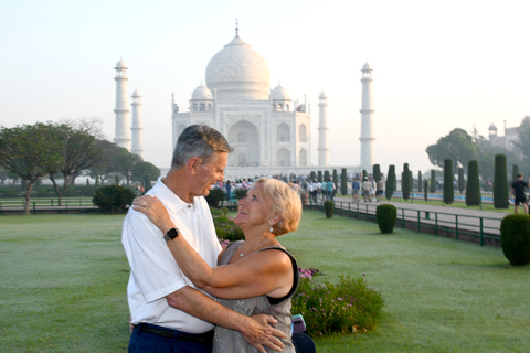 Attaraction exclusive au lever du soleil sur le Taj Mughal et le fort d'Agra.