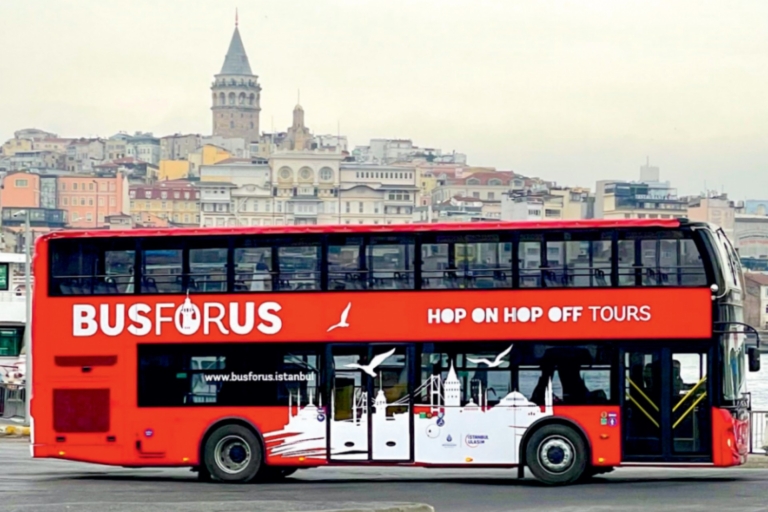 Hop on, hop off-sightseeingbus IstanboelBustour met open dak met commentaar
