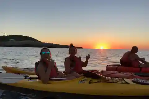 Ibiza: Seekajakfahren bei Sonnenuntergang und Meereshöhlen-Tour