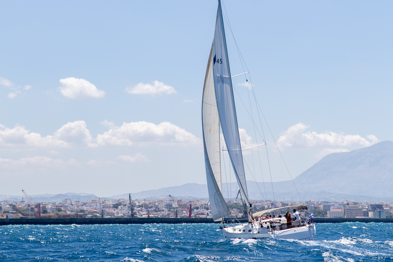 Heraklion: Passeio de barco particular para a Ilha DiaViagem particular de 1 dia em um veleiro Elan 37