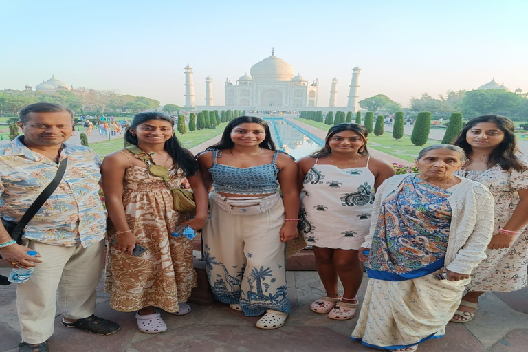 Vanuit Delhi: Private Sunrise Taj Mahal TourTour met alleen auto en gids