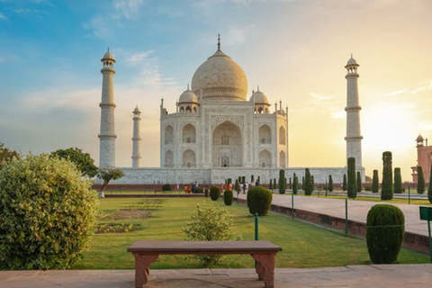 Vanuit Delhi: Private Sunrise Taj Mahal TourTour met alleen auto en gids