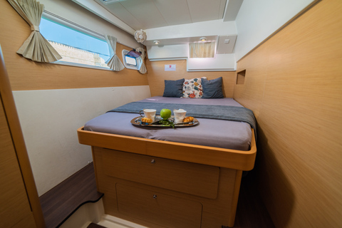 Crociera privata in catamarano a Santorini con BBQ e drink