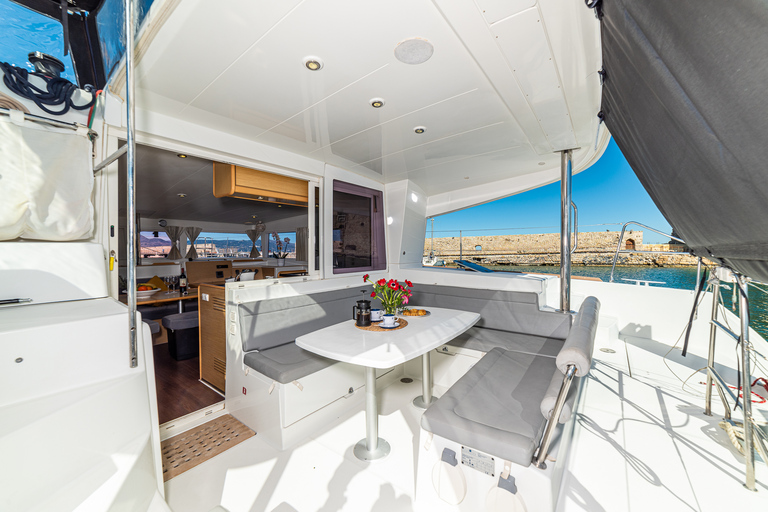 Crociera privata in catamarano a Santorini con BBQ e drink