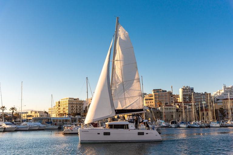 Crociera privata in catamarano a Santorini con BBQ e drink