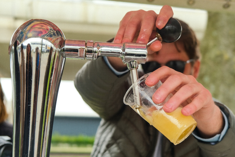 Amsterdam : Excursion à vélo à la découverte des bières hollandaises avec bar à bordVisite en groupe sur un vélo festif