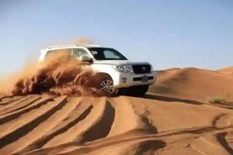 Doha: Wüstensafari Dune Bashing, Sandboarding und Kamelritt