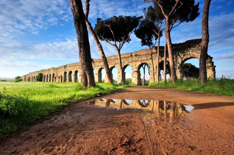 Promenez-vous sous les anciens aqueducs de Rome.