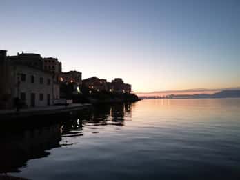 Gita in barca al tramonto dalla città di Corfù all'Isola dei Topi