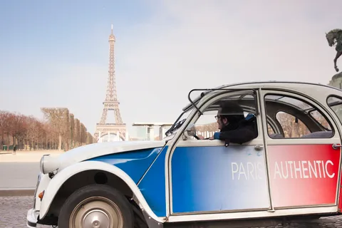 Highlights of Paris: Private 6-Hour Vintage 2CV Tour