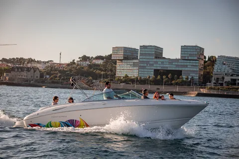 Cascais: Privates Boot mit Skipper, Treibstoff, Essen und Getränken