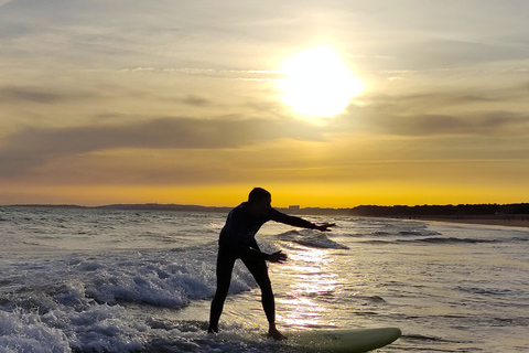 Vilamoura: lezione di surf di 2 ore alla spiaggia di FalésiaVilamoura; 2 ore di lezione di surf nella spiaggia di Falésia