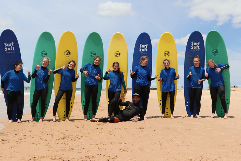 Vilamoura: 2-godzinna lekcja surfingu na plaży FalésiaVilamoura; 2-godzinna lekcja surfingu na plaży Falésia