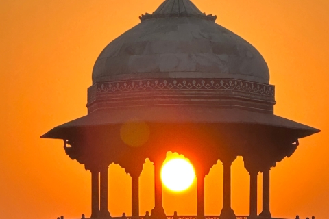 Attaraction exclusive au lever du soleil sur le Taj Mughal et le fort d'Agra.