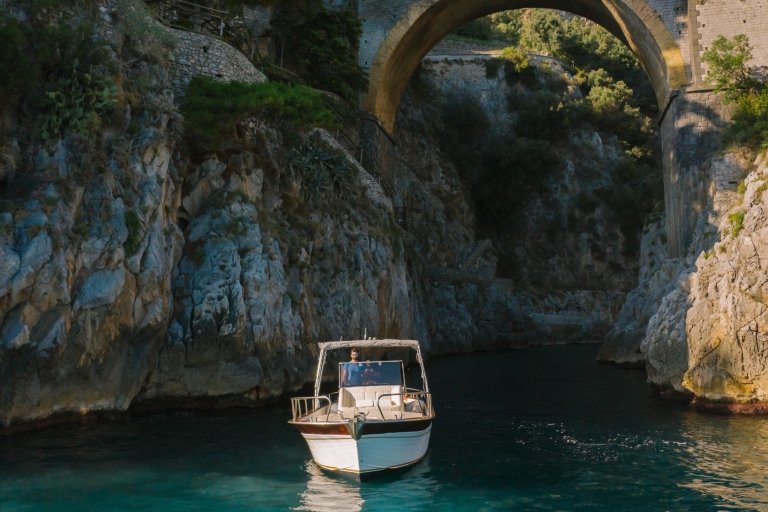 Côte amalfitaine : Excursion en bateau privé avec Prosecco et plongée en apnéeExcursion privée en bateau d'une journée sur la côte amalfitaine