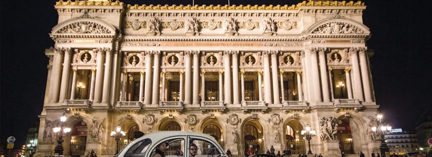 Paris : Découvrez Paris de nuit dans une voiture ancienne avec un habitant de la ville