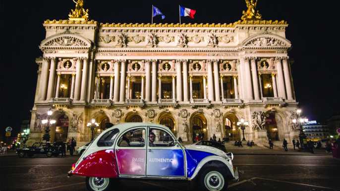 Descubre París por la noche en coche clásico con un lugareño