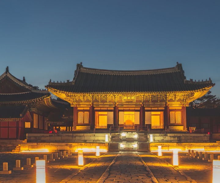 Seoul: Palace, Temple and Market Guided Foodie Tour at Night