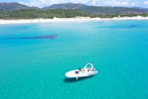 Cagliari: Båttur, 4 stopp, simning, snorkling och 1 spritzCagliari: båttur, 4 stopp, simning, snorkling och 1 spritz