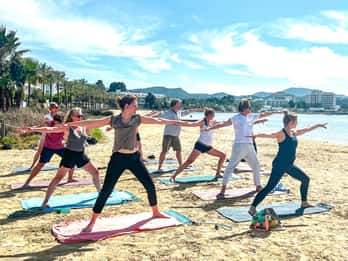 Odkryj jogę na plaży w San Antonio na Ibizie