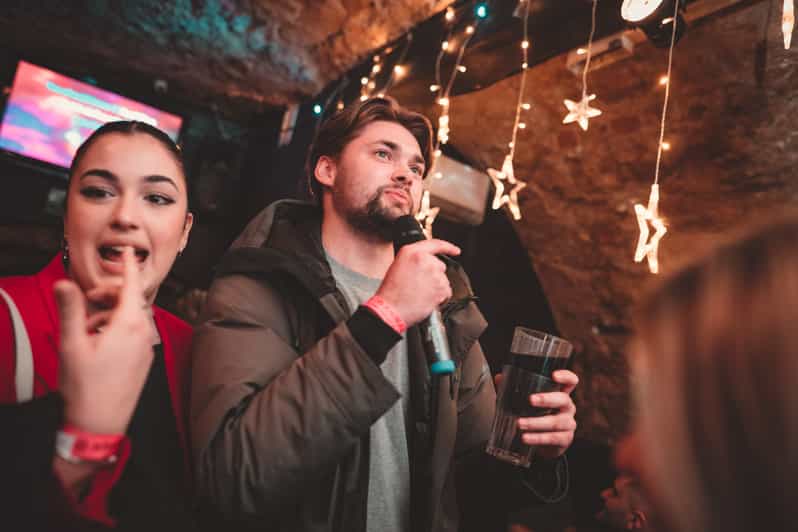 Krakov Kazimierz Bar Crawl s hrou Pub Golf Drinking Game GetYourGuide