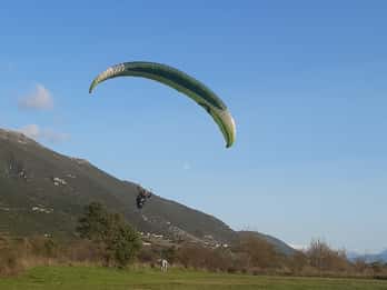 Parapente tandem sobre o mar iónico syvota