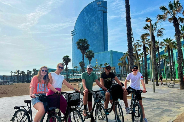 Barcelona: Private Fahrradtour durch die StadtBarcelona: Geführte Fahrradtour zu den Highlights der Stadt