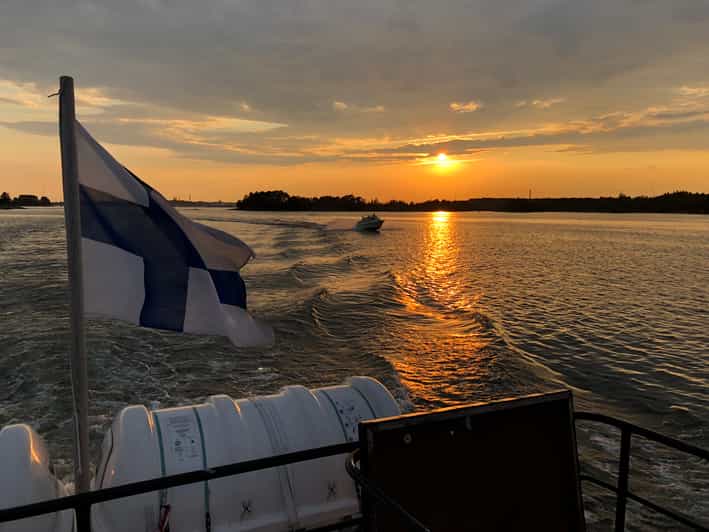 Helsinki: crociera sul canale della città e sull'arcipelago di una notte d'estate