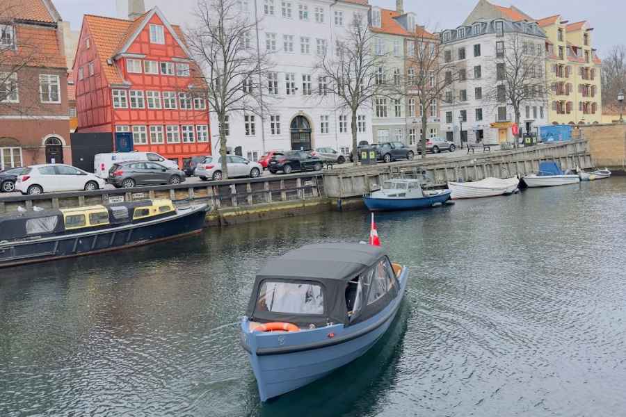 Kopenhagen: Geführte Grachtentour im Elektro-Boot. Foto: GetYourGuide