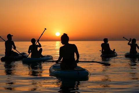 Barcelona: Paddleboarding al Amanecer con Instructor y Fotos