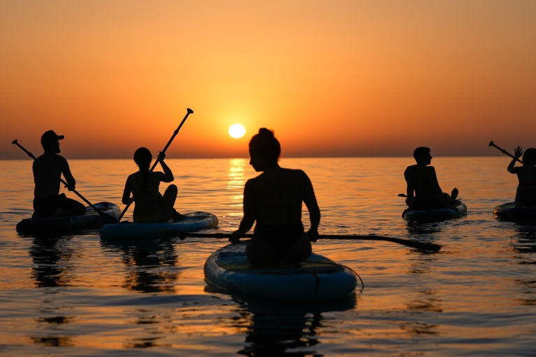 Barcelona: paddleboarden bij zonsopgang met instructeur en foto's