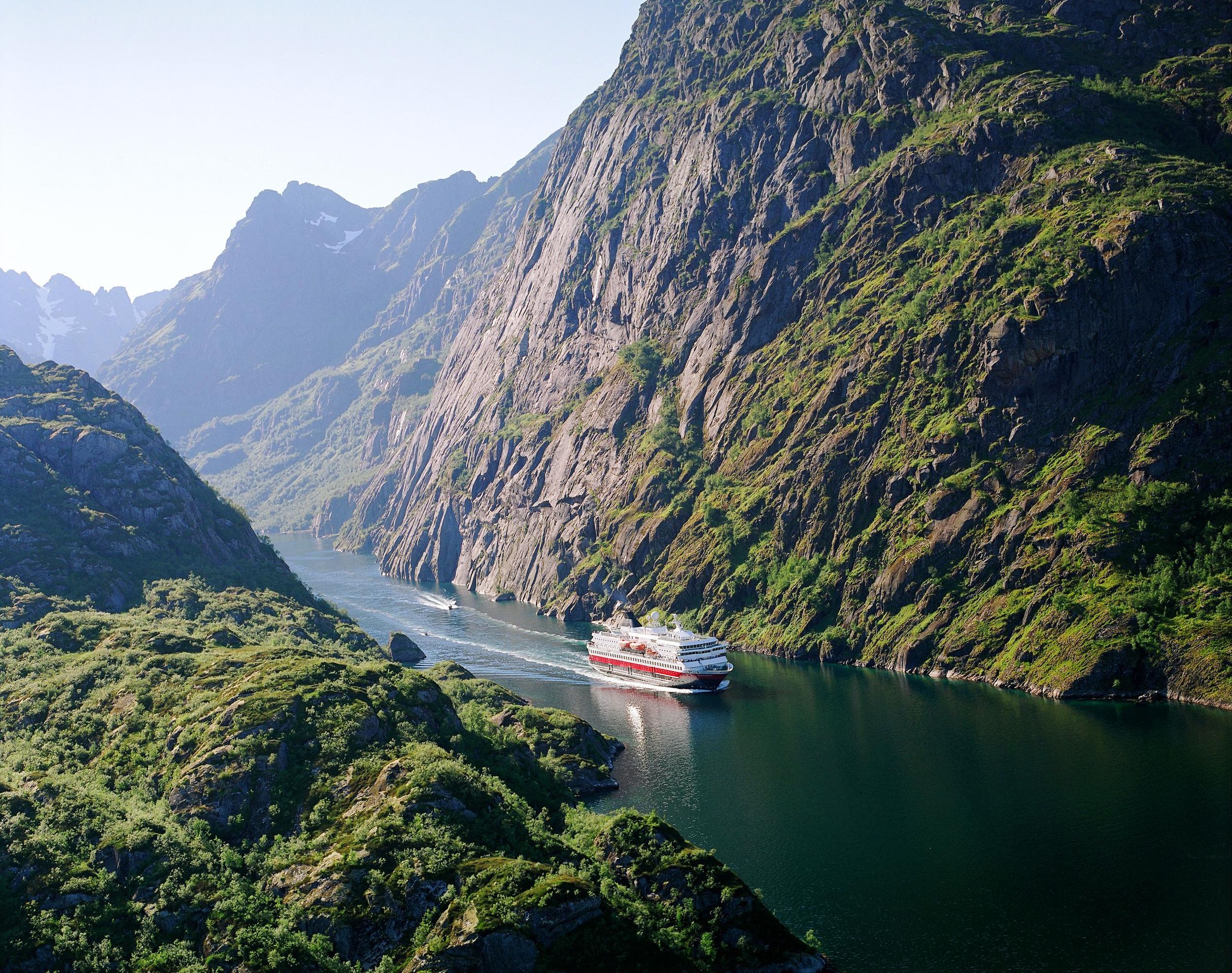 Von Svolvær aus: Hurtigruten-Kreuzfahrt in den Trollfjord
