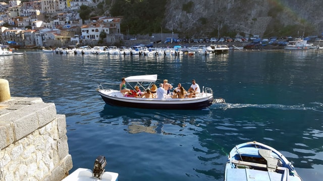 Visit Scilla - Aperitivo al tramonto in barca in Calabria